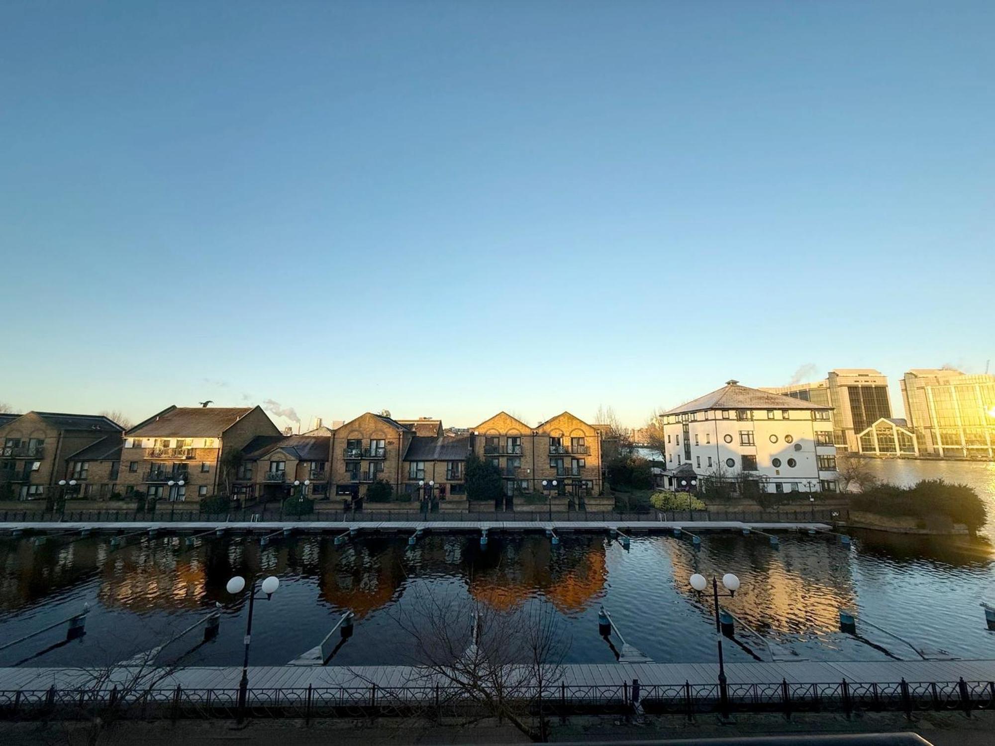 Canary Wharf Waterside Flat Privatunterkunft London